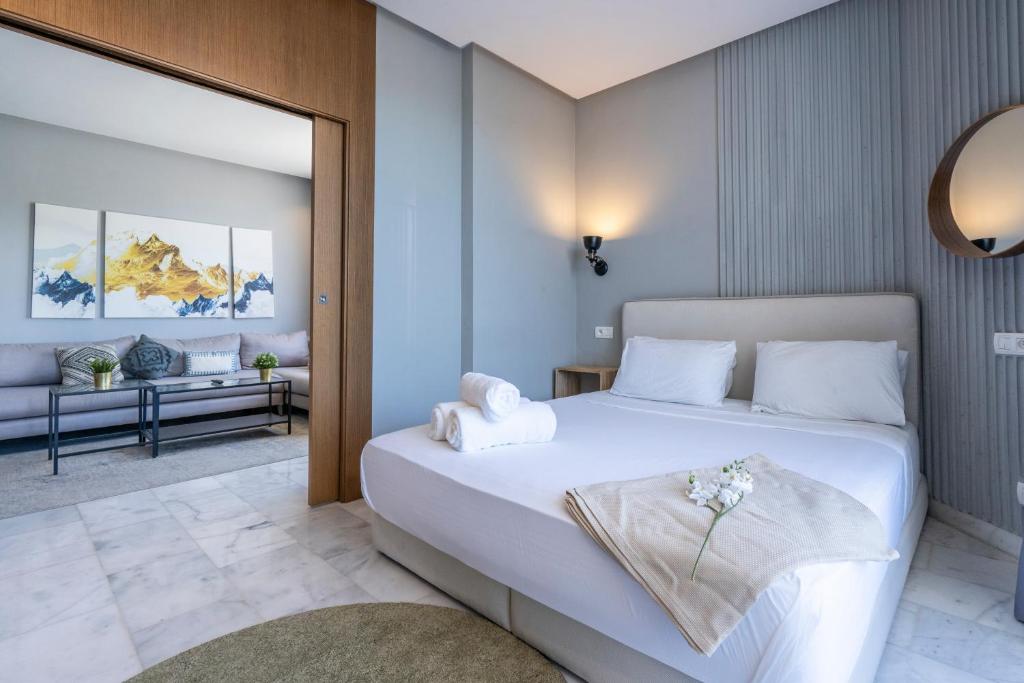 - une chambre avec un lit blanc et un salon dans l'établissement super appartement with parking c4, à Casablanca