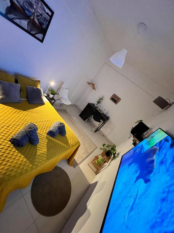 een slaapkamer met een geel bed in een kamer bij Cardia’s Guest House in Sacavém