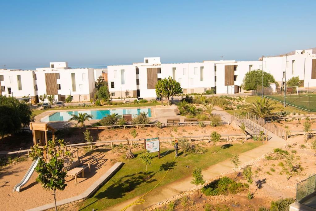 un complejo de apartamentos con un patio con piscina en Taghazoutbay Résidence Tamourrit Appart en Taghazout