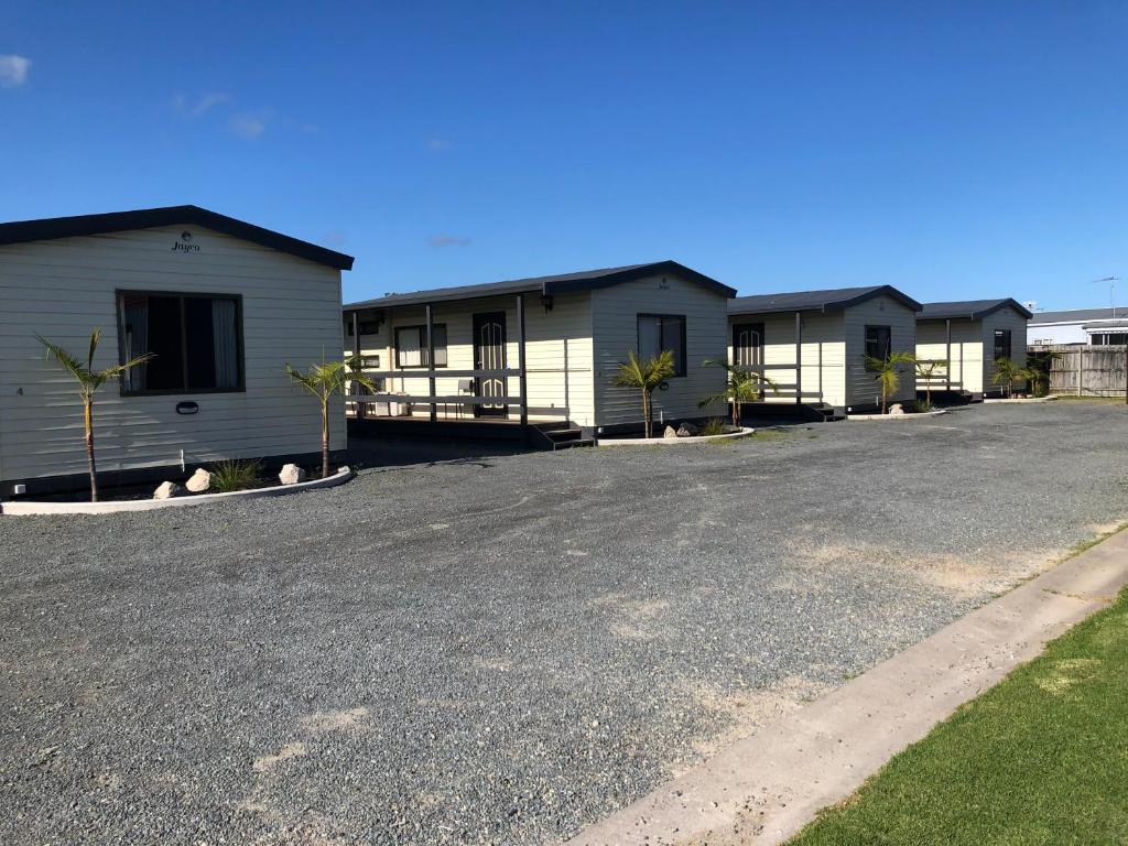 a row of mobile homes in a parking lot at Lakes Main Holiday Park in Lakes Entrance