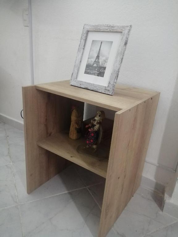 una estantería de madera con una foto encima en San Diego aparta estudios en Medellín