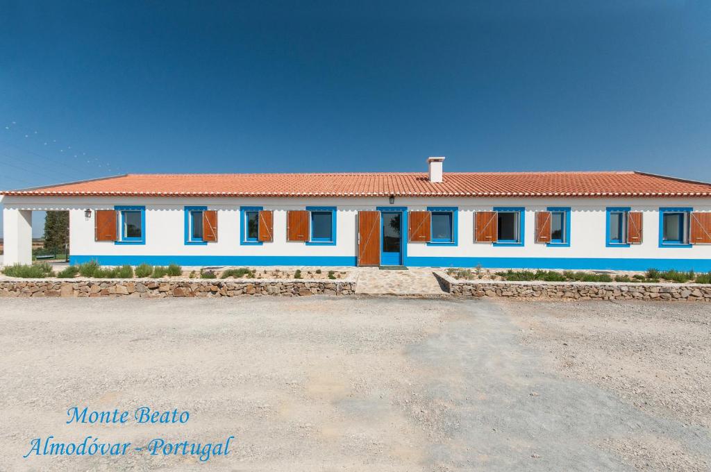 a blue and white building with a blue sky at Monte Beato in Almodôvar