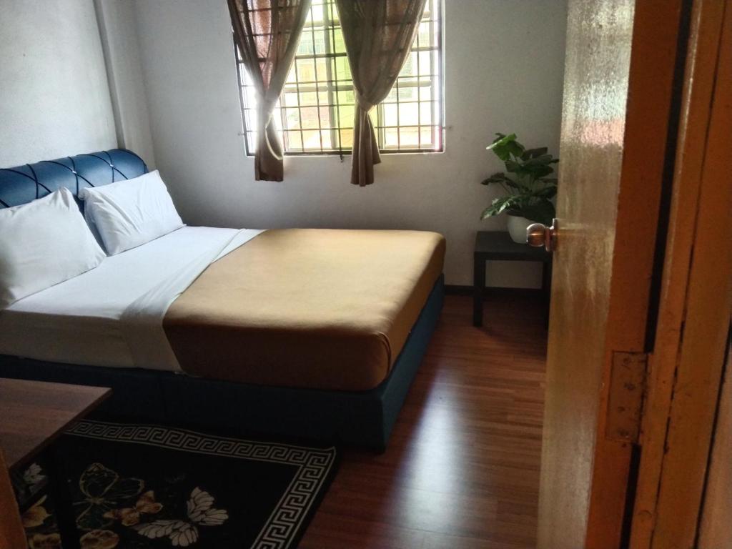 Kampong Telok的住宿－khairul homestay taman tengiri seberang jaya，一间卧室设有一张床和一个窗口