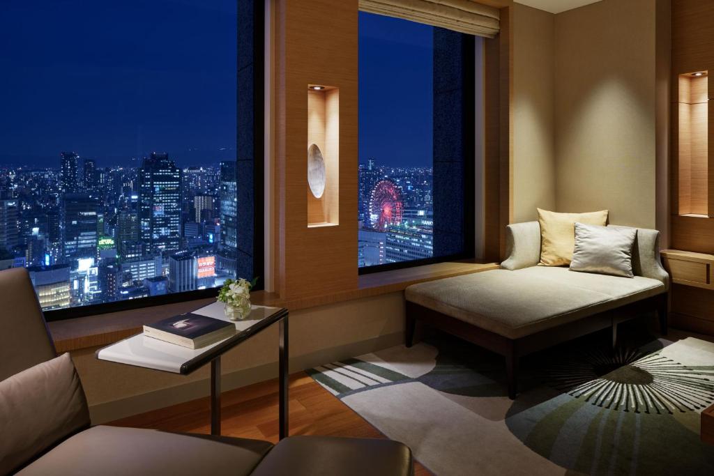 TV a/nebo společenská místnost v ubytování InterContinental Hotel Osaka by IHG