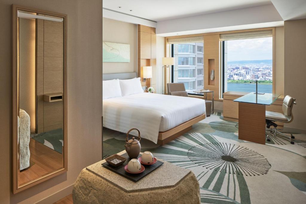 Postel nebo postele na pokoji v ubytování InterContinental Hotel Osaka by IHG