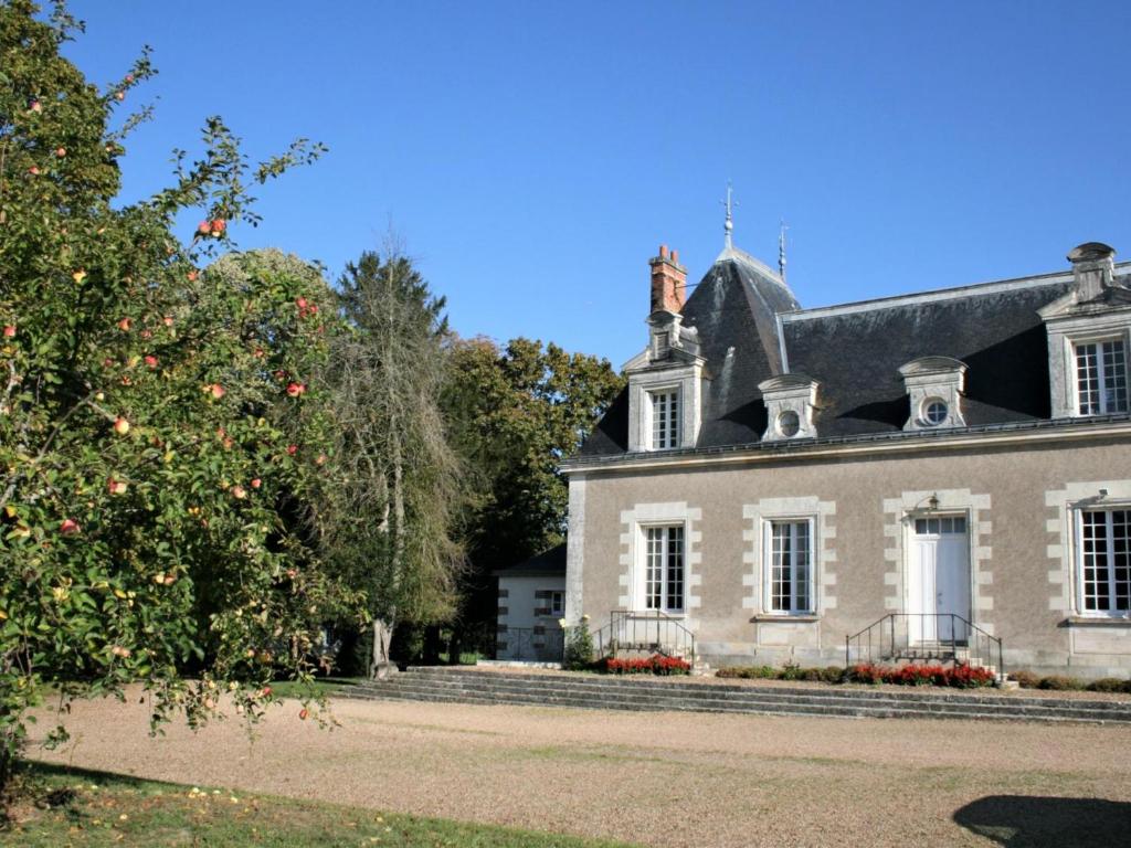 stary dom z jabłonią przed nim w obiekcie Gîte de charme avec piscine chauffée et sauna, au cœur d'une propriété historique en Val de Loire - FR-1-381-128 w mieście Monnaie