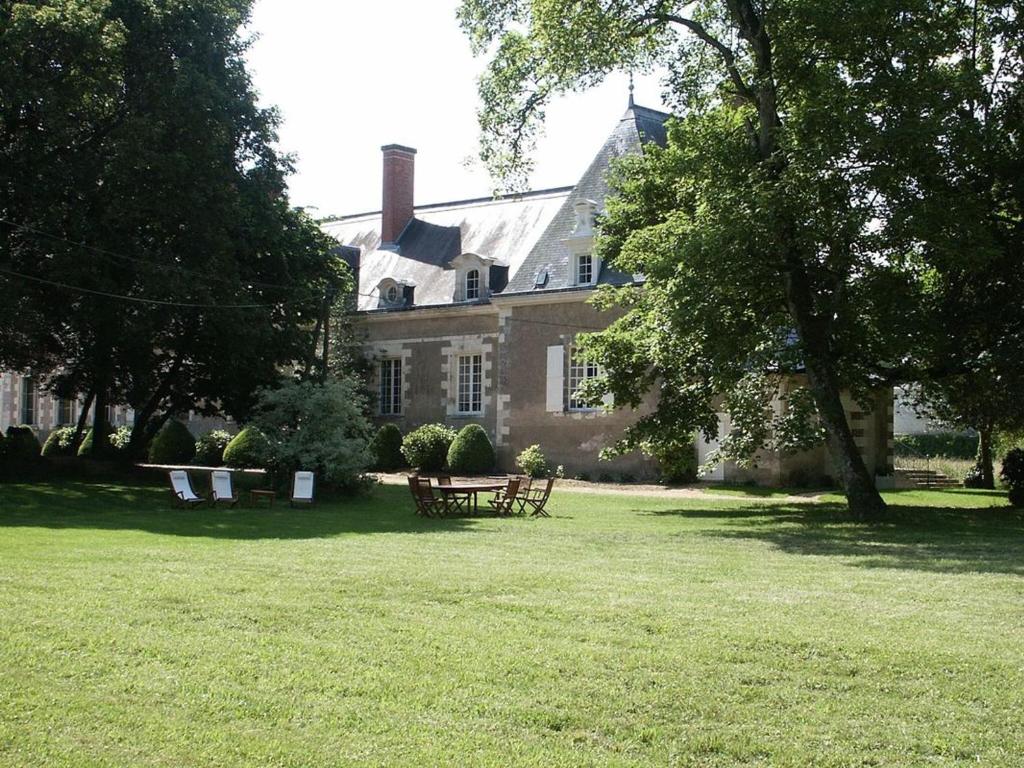 Ogród w obiekcie Gîte de charme avec piscine chauffée et sauna, au cœur d'une propriété historique en Val de Loire - FR-1-381-128