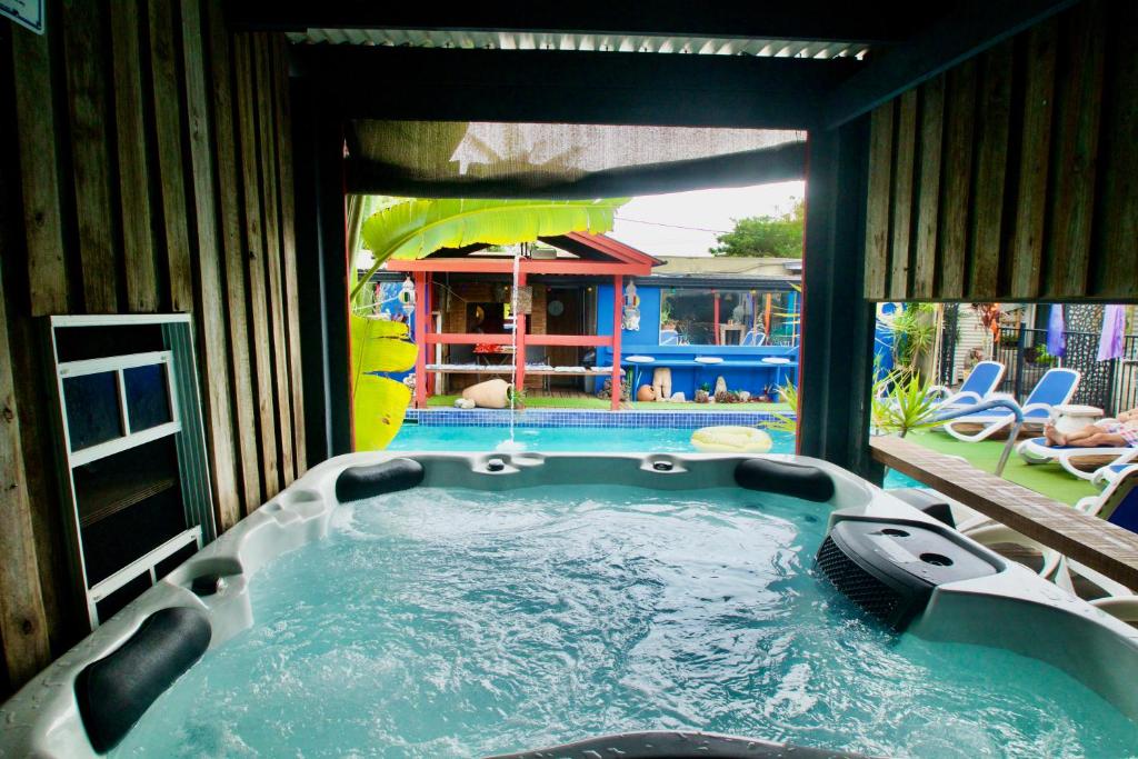 Bazén v ubytování Hideaway Noosa Men Only Beach Resort nebo v jeho okolí