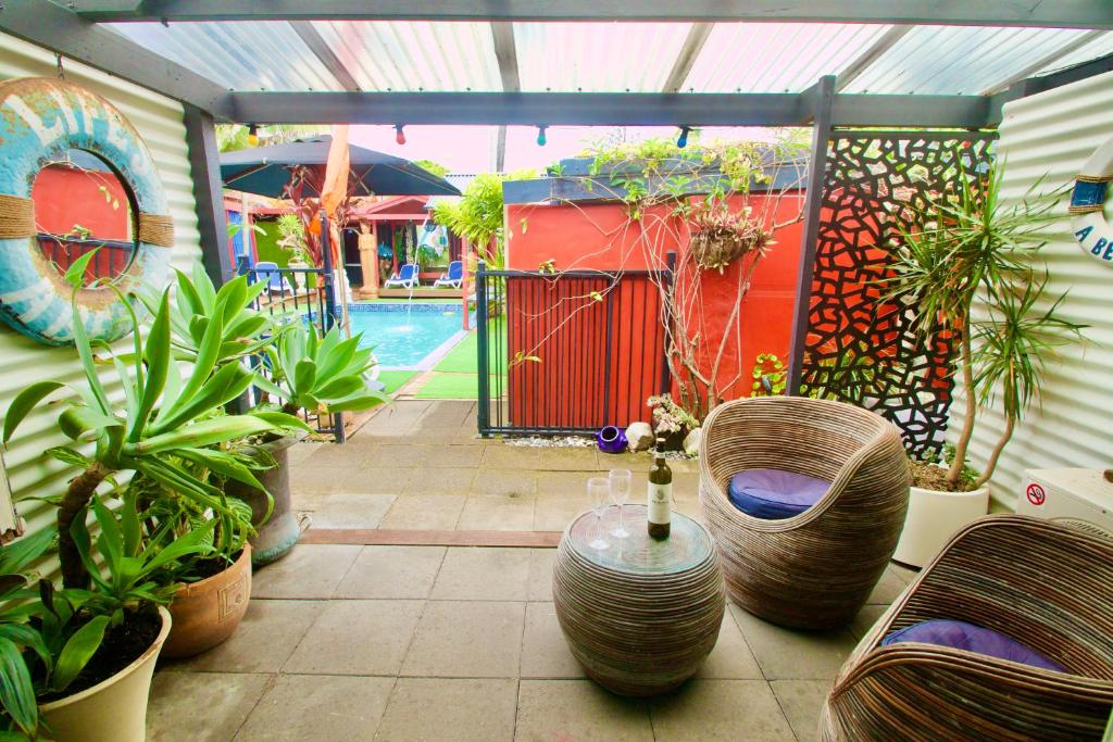 Bazén v ubytování Hideaway Noosa Men Only Beach Resort nebo v jeho okolí