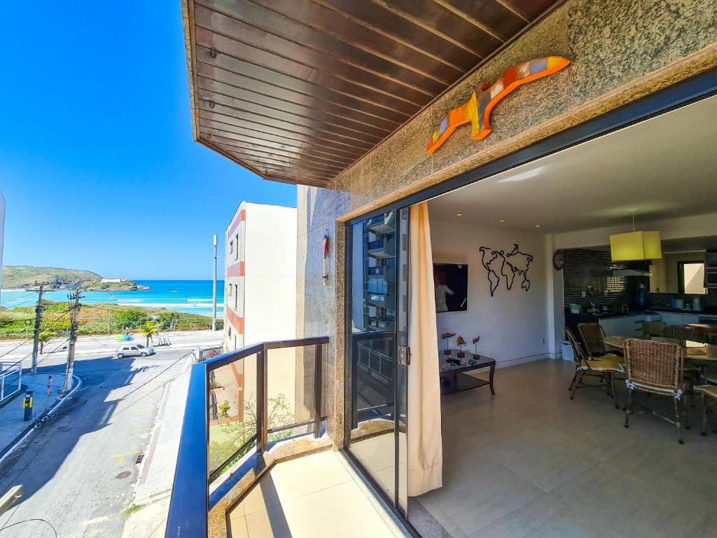 uma casa com vista para o oceano a partir de uma varanda em Apartamento pé na areia - Praia do Forte em Cabo Frio