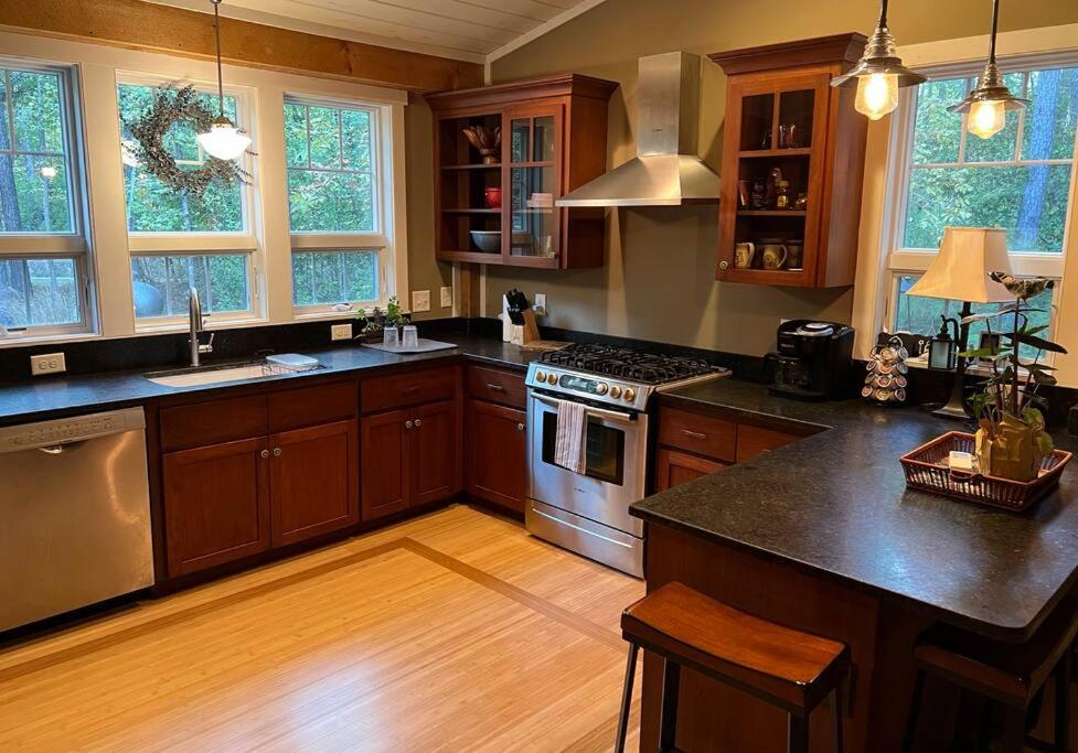 Wooded barndominium near Chapel Hill and Pittsboro - Three-Bedroom House