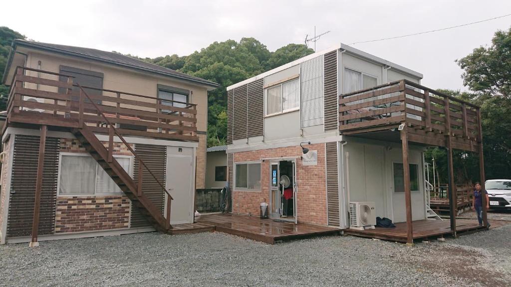 een huis met twee terrassen naast een gebouw bij Dining Pension Ezura in Shirahama