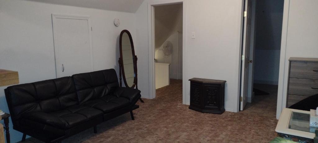 Quiet upstairs studio close to town 420 friendly - Studio