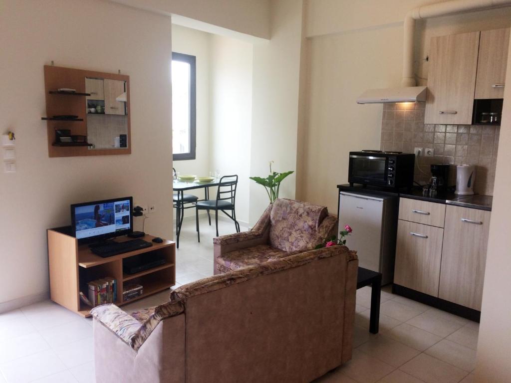 uma sala de estar com um sofá e uma cozinha em Posto studio superior studio 1 100 m from the beach em Daratso