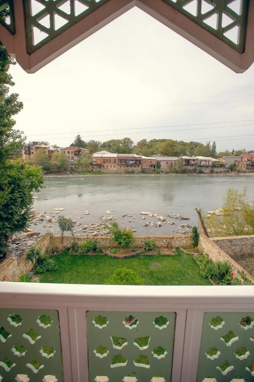 Výhled na řeku, která protéká v blízkosti hotelu
