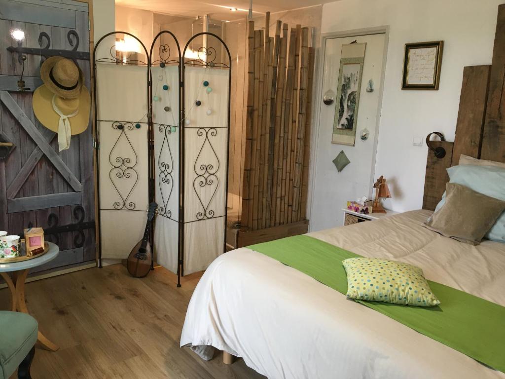 Ένα ή περισσότερα κρεβάτια σε δωμάτιο στο Maison Dougnac
