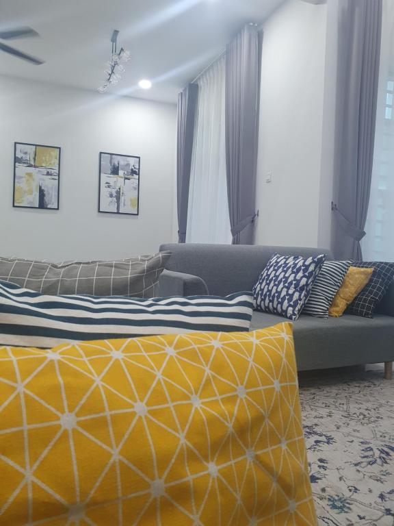 AYA HOMESTAY BANDAR MELAKA - Casa De Cuatro Dormitorios