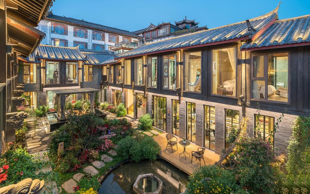 Garður fyrir utan Jingli Yishu Boutique Inn