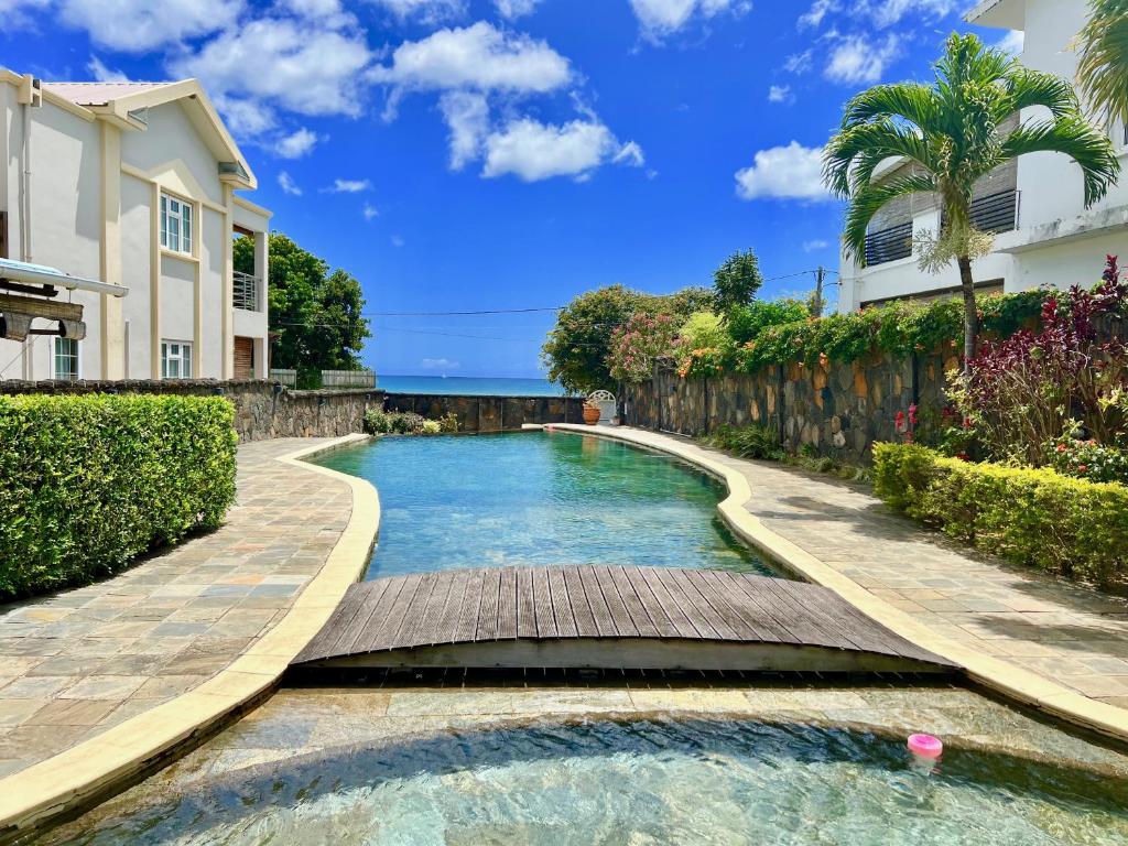 una piscina en medio de una casa en Calypso - Maison face au lagon - Trou aux Biches, en Trou aux Biches