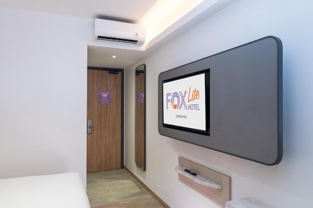 TV a/nebo společenská místnost v ubytování FOX Lite Hotel Samarinda