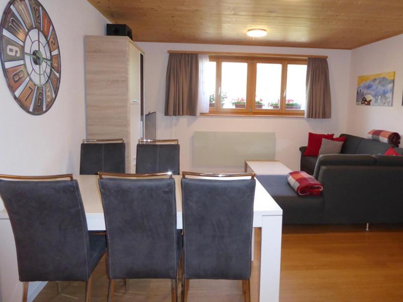 ein Wohnzimmer mit einem Tisch, Stühlen und einem Sofa in der Unterkunft Dado Casanova in Cumbels