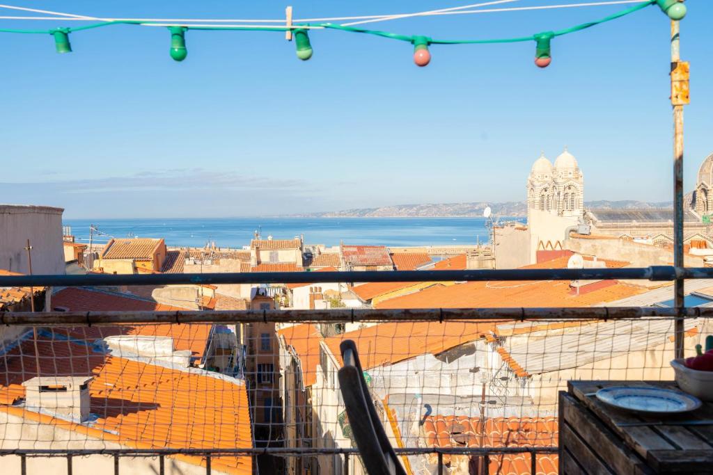 une vue d'une ville depuis un balcon dans l'établissement Terrasse vue mer & quartier historique Vieux Port, à Marseille