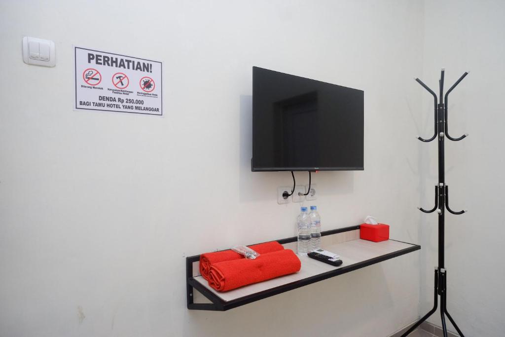 TV a/nebo společenská místnost v ubytování RedDoorz Syariah near RS Soeradji Pemuda Klaten