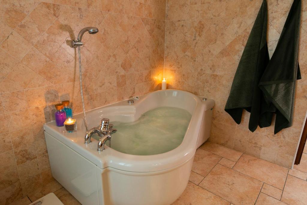 Kamar mandi di Villa Mara - Aosta - 200 mq - WiFi - Jacuzzi - Parcheggio - Giardino