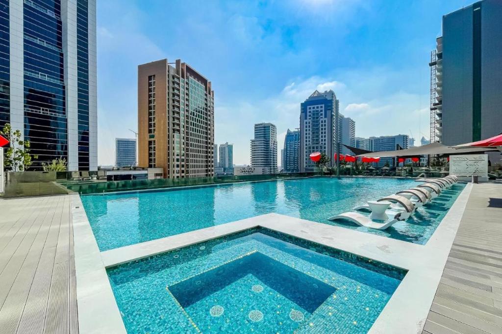 Bazén v ubytování NOT OPEN Luxury & modern 2BR apartment near Burj Khalifa nebo v jeho okolí