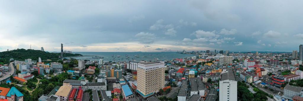 Nespecifikovaný výhled na destinaci Pattaya South nebo výhled na město při pohledu z hotelu