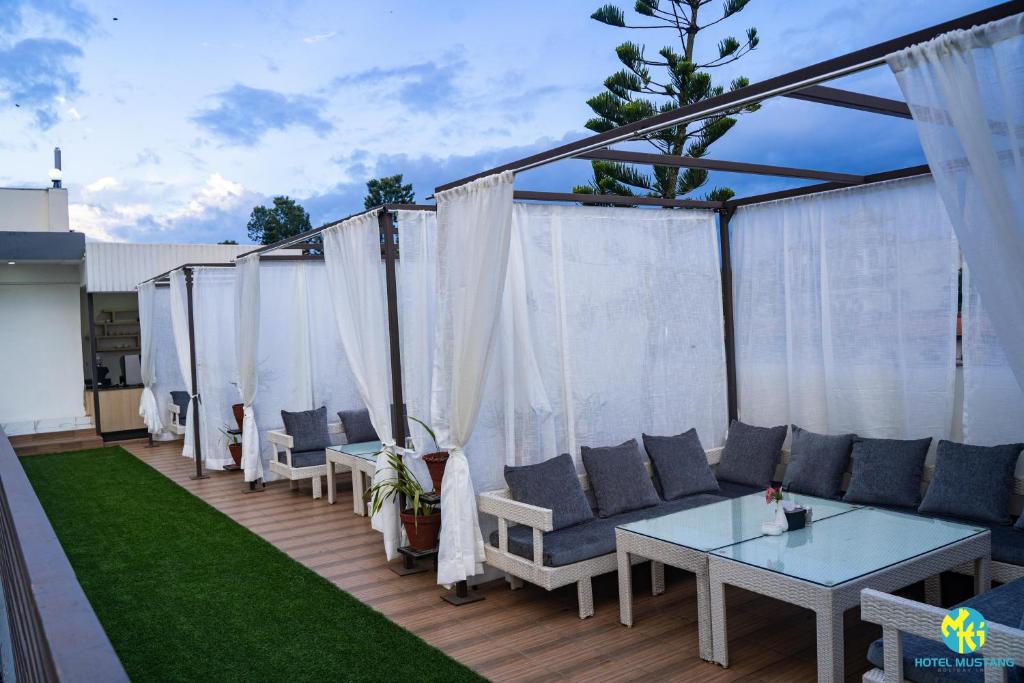 Patio nebo venkovní prostory v ubytování Hotel Mustang Holiday Inn