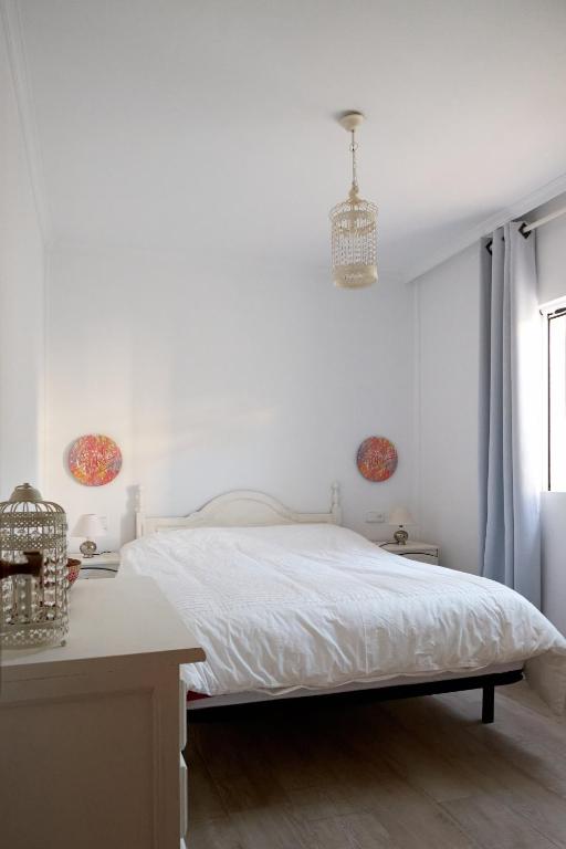 A bed or beds in a room at La Aldea de Puerto Rey - apartamento a 300 metros del mar con wifi y parking