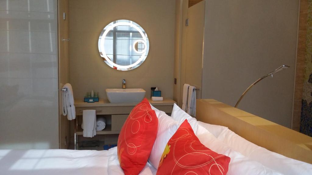 Un pat sau paturi într-o cameră la Hotel Indigo Hong Kong Island by IHG