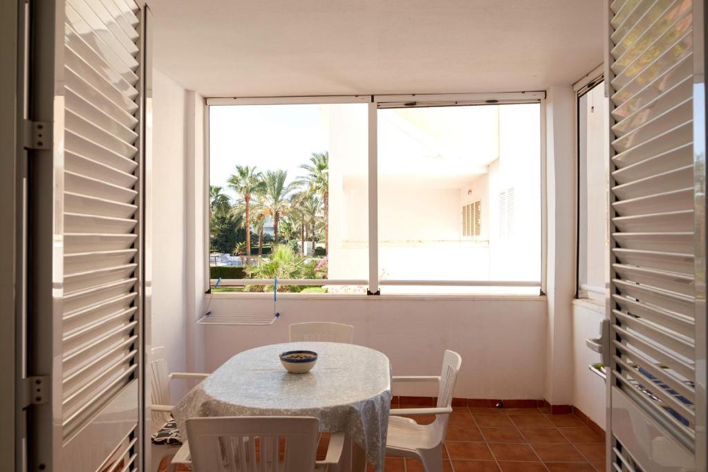 A balcony or terrace at La Aldea de Puerto Rey - apartamento a 300 metros del mar con wifi y parking
