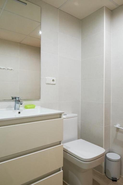 A bathroom at La Aldea de Puerto Rey - apartamento a 300 metros del mar con wifi y parking