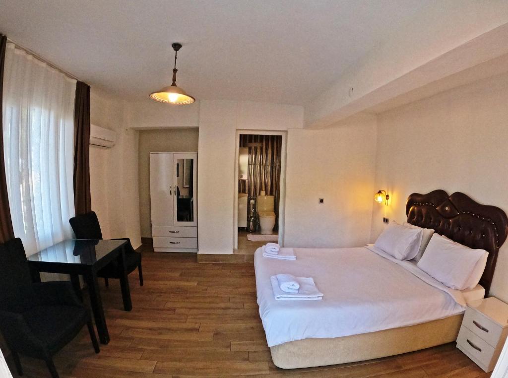 Atillas Getaway - Triple Room