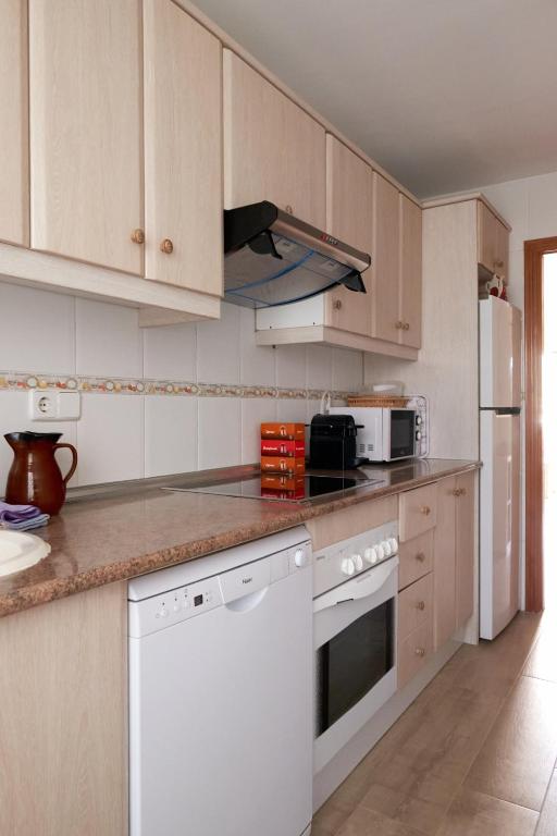 A kitchen or kitchenette at La Aldea de Puerto Rey - apartamento a 300 metros del mar con wifi y parking