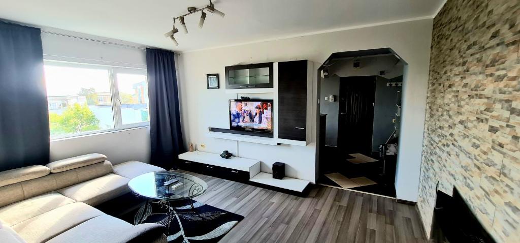 - un salon avec un canapé et une cheminée dans l'établissement Ultracentral apartments, à Bacău