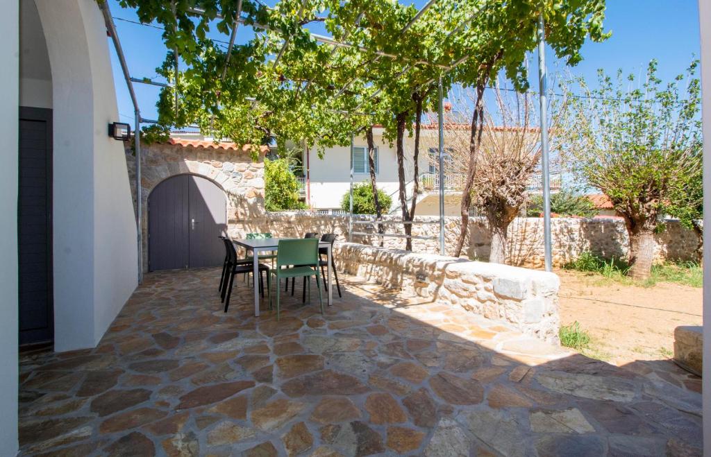 Patio nebo venkovní prostory v ubytování Laconian Collection Mystras Residence Ground Floor