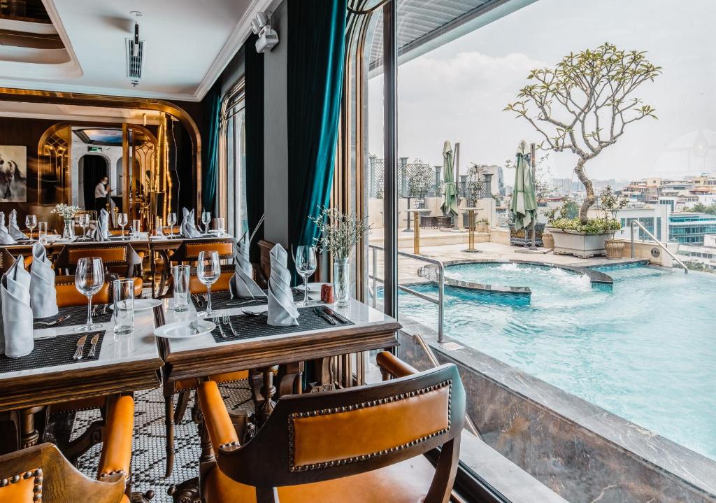 Bazén v ubytování Peridot Grand Luxury Boutique Hotel nebo v jeho okolí