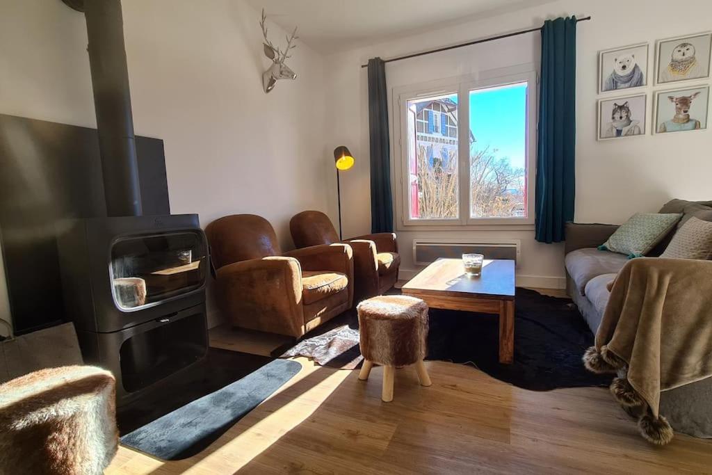 salon z kanapą i kominkiem w obiekcie La Fario - Grande maison familiale w mieście Font-Romeu-Odeillo-Via
