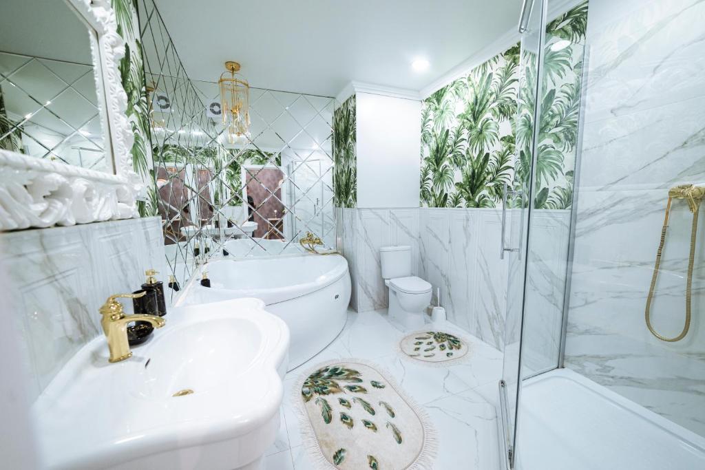 a bathroom with a toilet and a sink and a shower at Сдам 2-х комнатную квартиру посуточно in Uralsk