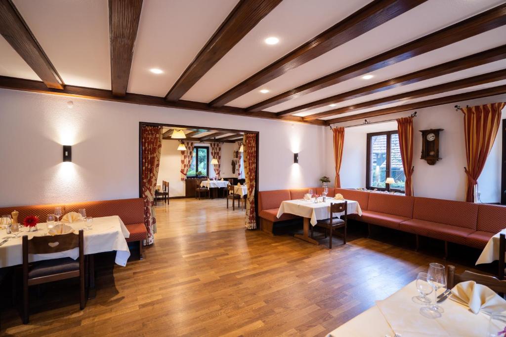 Postel nebo postele na pokoji v ubytování Hotel Suggenbad