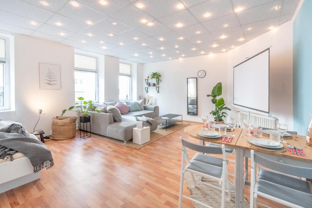 ein Wohnzimmer mit einem Tisch und einem Sofa in der Unterkunft Gemütliches Apartment im Herzen Kiels in Kiel