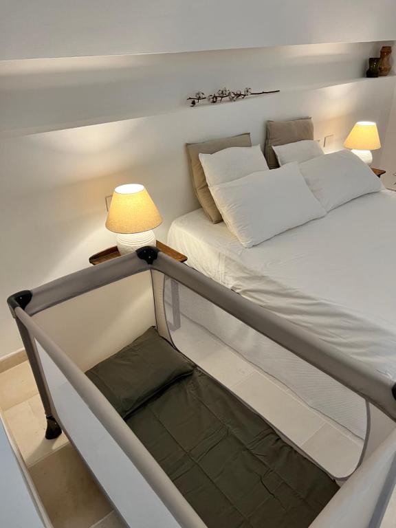 een bed in een kleine kamer met 2 lampen bij Anfora dei Segreti - Suite Apartment in Polignano a Mare