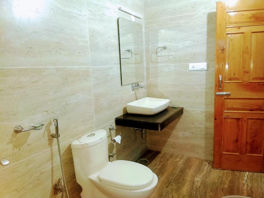 Koupelna v ubytování Hotel Rising Star Near To Mall Road #BudgetFriendly #BigRooms #Garden #Bonfire #Parking #ForestView #MountainView