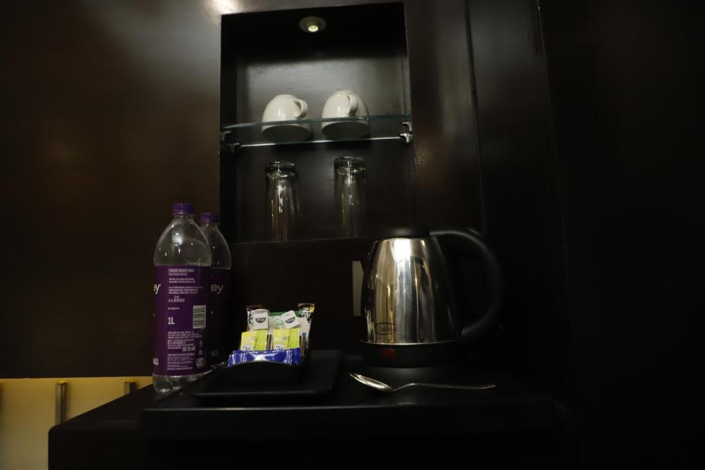 Příslušenství pro přípravu čaje a kávy v ubytování Udman Hotel Chhattarpur