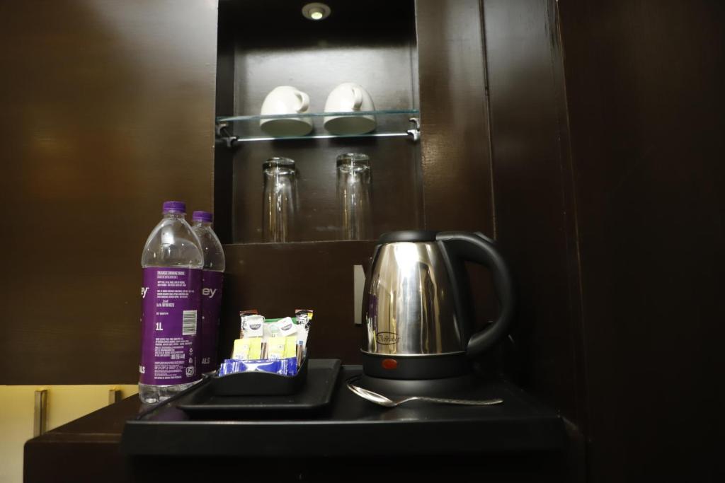 Příslušenství pro přípravu čaje a kávy v ubytování Udman Hotel Chhattarpur