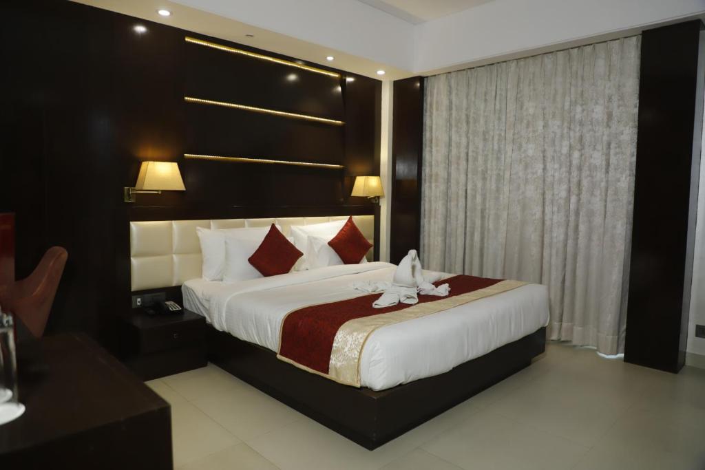 Postel nebo postele na pokoji v ubytování Udman Hotel Chhattarpur