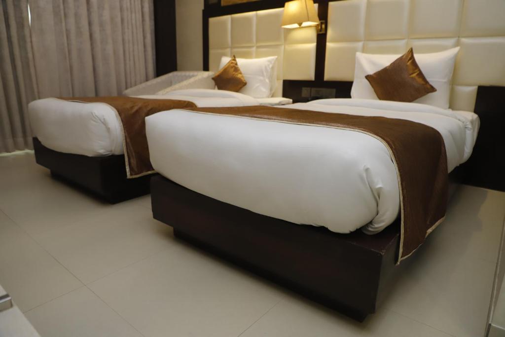 Postel nebo postele na pokoji v ubytování Udman Hotel Chhattarpur